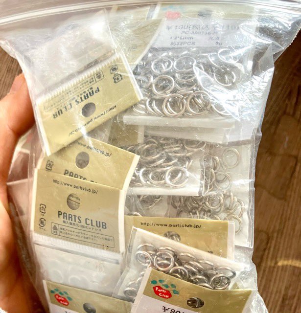 ソフビの飾り作るのに使う丸カン…ストックはたくさんあるのに今使いたいサイズと色のが無いのはなんでなの…