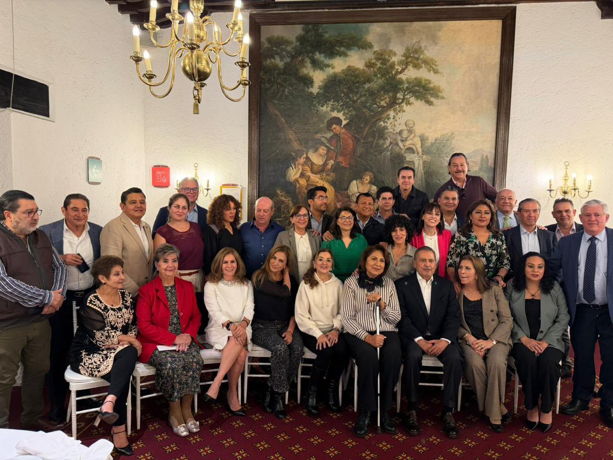 Fue todo un gusto convivir, hoy, con muchos de mis compañer@s de la #LXIILegislatura; reconocer las reformas que construimos y observar el momento actual, sus enormes retos y cómo enfrentarlos. Sin duda, su talento y experiencia son muy necesarios para construir un mejor futuro!!
