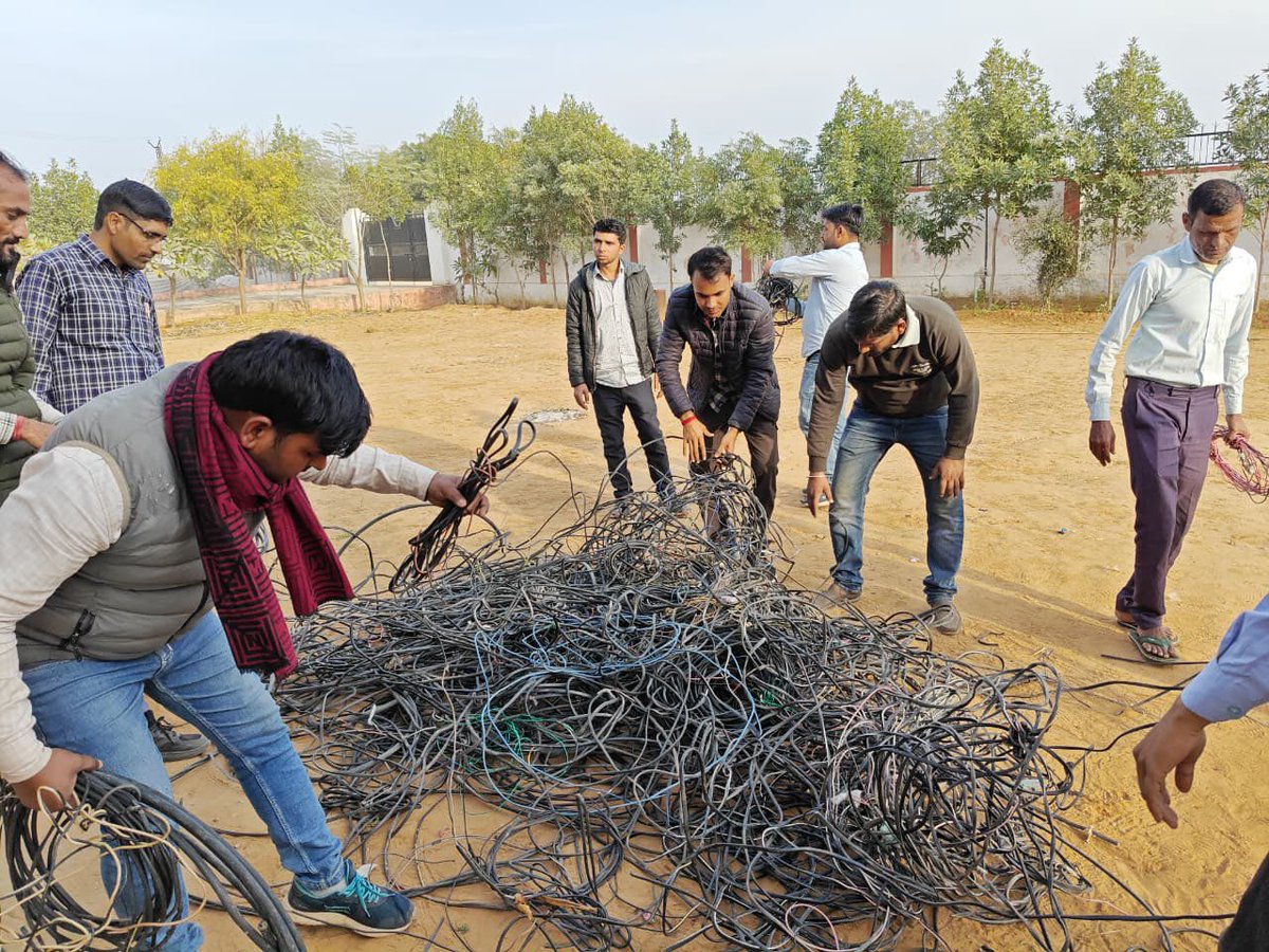 Revenue recovery and vigilance  work by #TeamJVVNL yesterday.
#जयपुर के पुराना घाट सब-डिवीजन में सतर्कता अभियान के तहत 20 PDC उपभोक्ताओं से ₹1.52 लाख राजस्व वसूला गया, अवैध पैरेलल सर्विस लाइन हटाई गई और विद्युत के अनधिकृत उपयोग के 3 प्रकरणों में ₹2.22 लाख से अधिक का जुर्माना