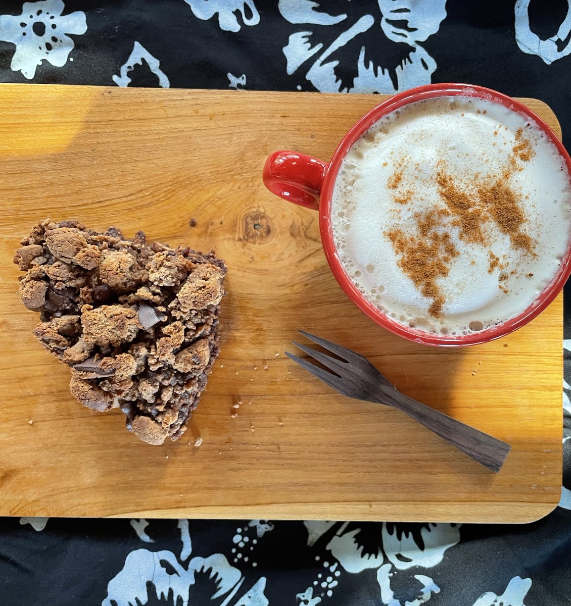inity_kitchen's tweet photo. バレンタインに向けて
“ブルッキー” 作ってみた🍫🍪

ブラウニー×クッキーの最強コンボ。
しかも バター・卵・乳・小麦なし！

アレルギー対応なのにちゃんと美味しいってすごい🤎 https://t.co/6TMfwuGupe