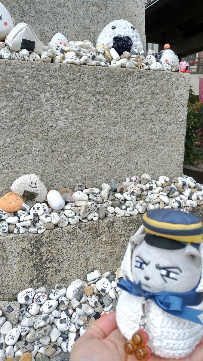 コラボカフェ行く前に、おむすび神社に寄ってみた。
連れてきたのはもちろんこのフォゼ

フォゼ島さん「⋯呼びましたか？」

15日はおむすびの御朱印がもらえるそうだ