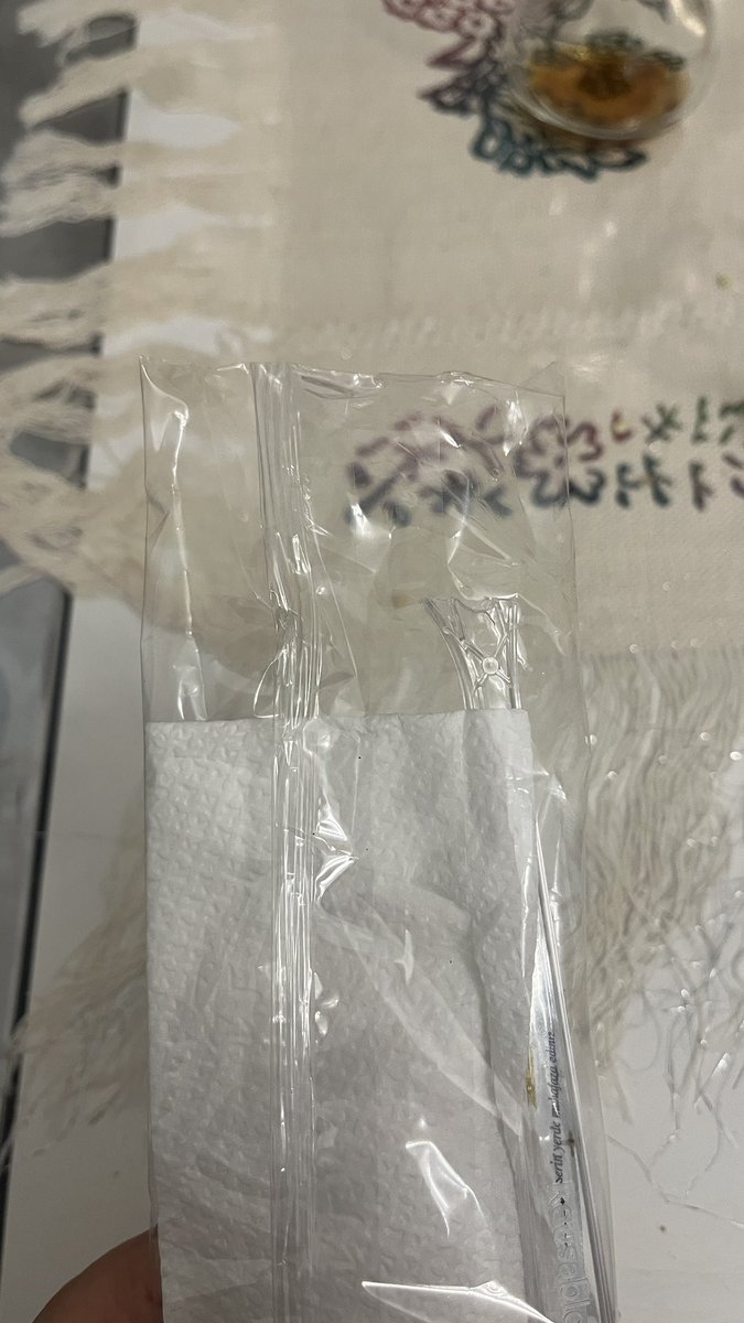 Mücahit etli pideden pide aldık akşam birinden cam çıktı mavi bir de böyle yanında gönderdikleri tek kullanımlık temiz olması gereken çatal poşeti ısı ile yapıştırılmış içindeki çatal kırık. Daha önünden geçmem 🤢