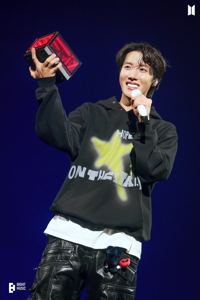 According to K-media reports, HYBE achieved its highest annual revenue since its founding, officially entering the "Big 4" of global concert promoters. Among the artists driving the company's fourth-place ranking in Billboard's 2025 Boxscore Annual Report, j-hope led HYBE's solo