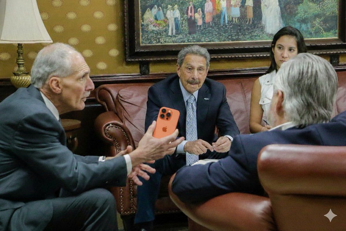 ¿Cómo así que mi presidente ya no utiliza Motorola Razr? Lo que hace el poder, cambia a la gente. Ya no más austeridad. 😔😔