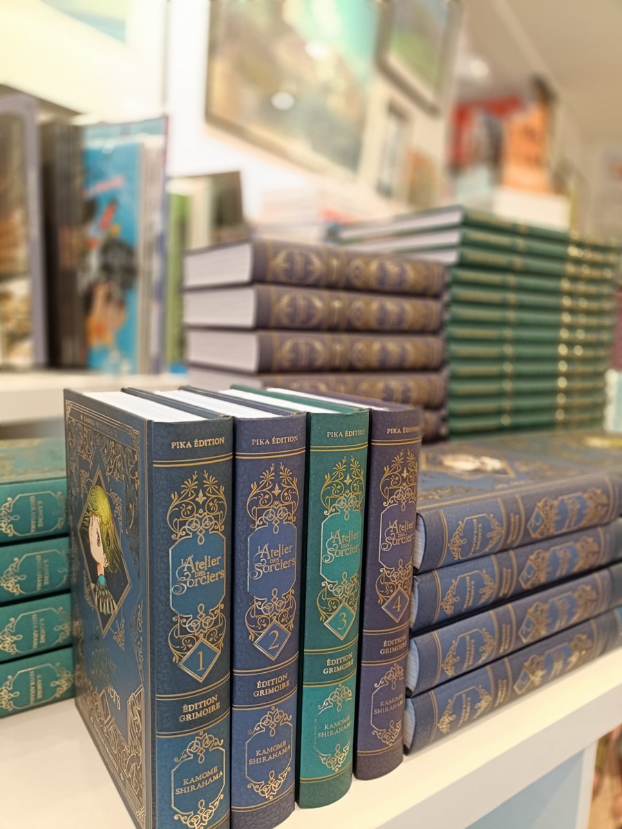 白浜鴎（<a href="/shirahamakamome/">白浜鴎☮️とんがり帽子アニメ化</a>）さんのフランス語豪華版『#Divines（#エニデヴィ）』2冊と『#とんがり帽子のアトリエ』1～4巻と画集も入荷しました😍
m-petitrenard.com/?mode=grp&gid=…
※転売目的の場合はご注文をキャンセルさせていただきます