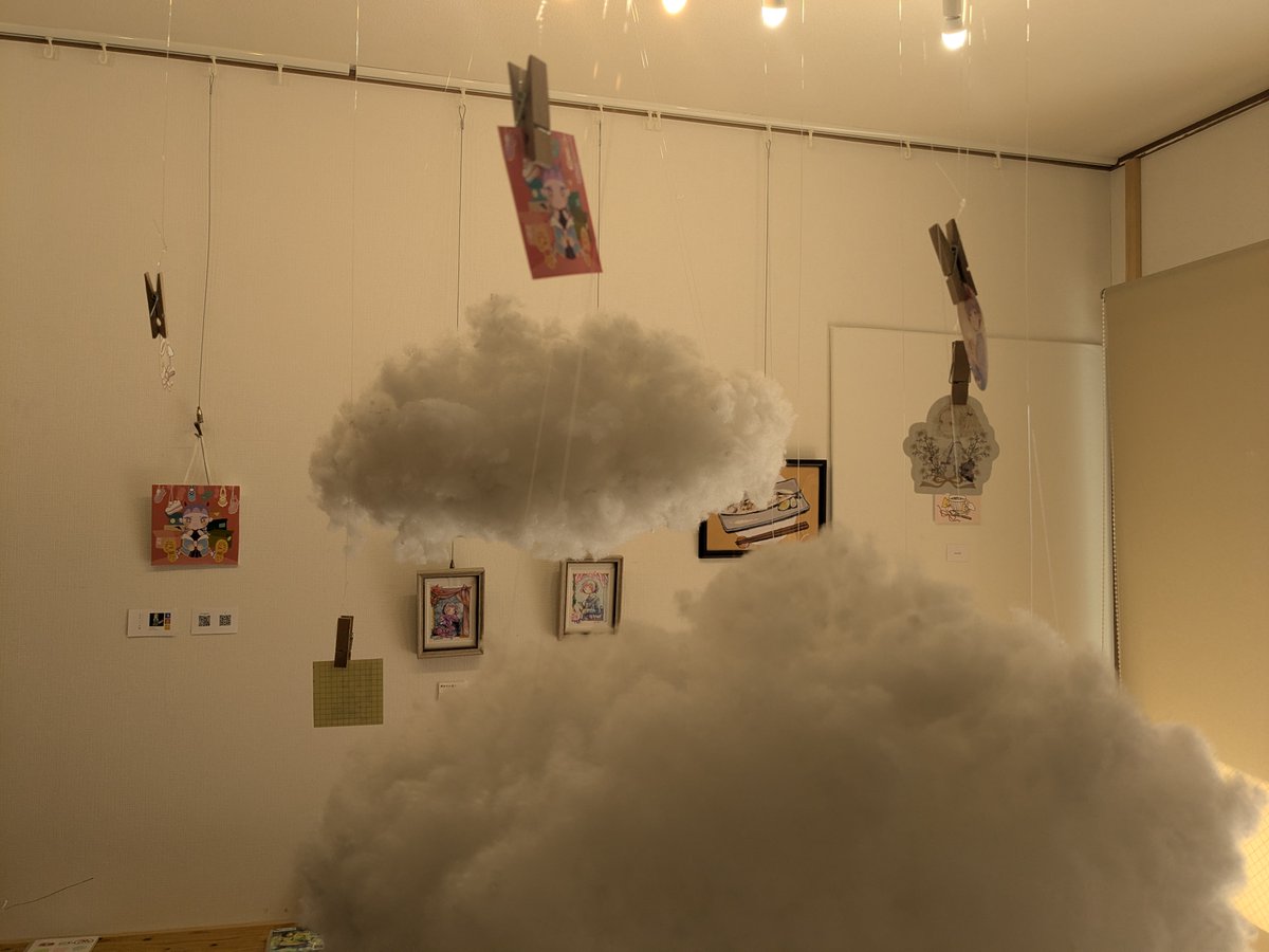 本日も１日【steck it】展始まっております！！
galleryの真ん中にある円型レールからステッカーを下げてみました(*´▽｀*)
残り今日を入れて3日ですのでぜひ作家様の作品を見にいらしてください✨