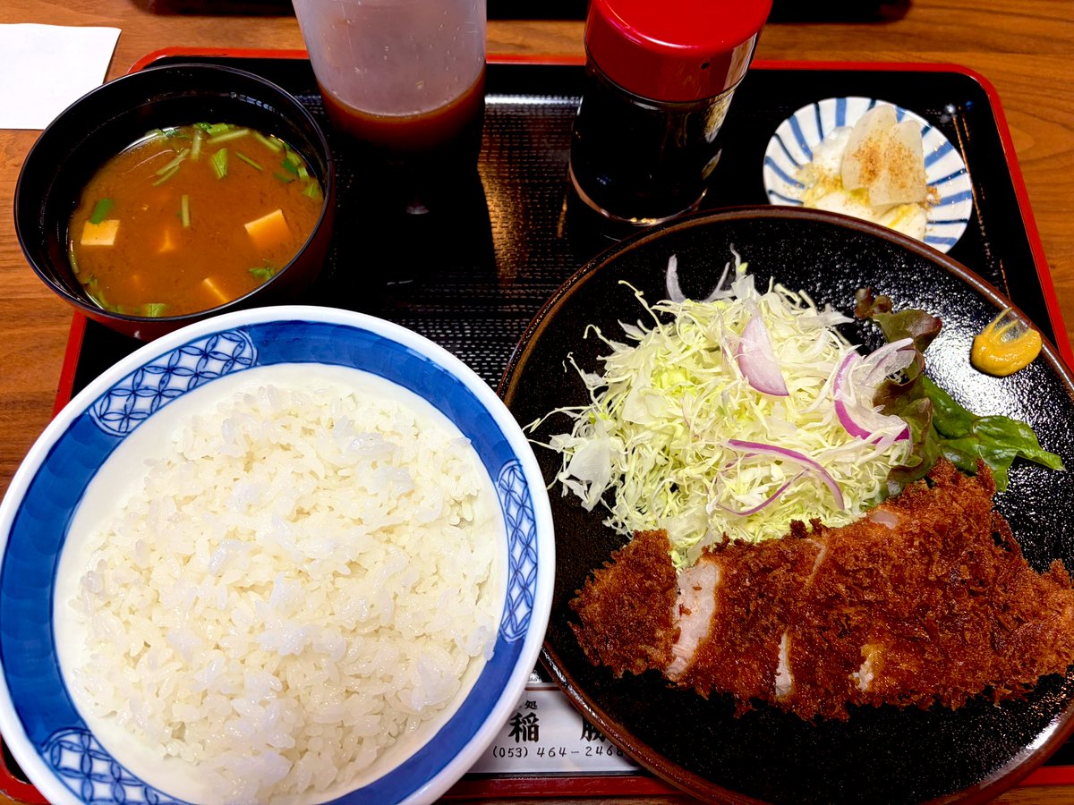 it921112's tweet photo. 先日ですが、小池町にある『喰い処 稲勝』さんでカツライス定食を食べました🍚
パン粉がしっかりしておりよく揚がっているので、サクサクとした食感が楽しめます👌
普通でもご飯は多めです！
豚の脂の甘さがジュワッと口の中に広がり食欲が刺激されます🐷✨ https://t.co/fx22vvzRwd