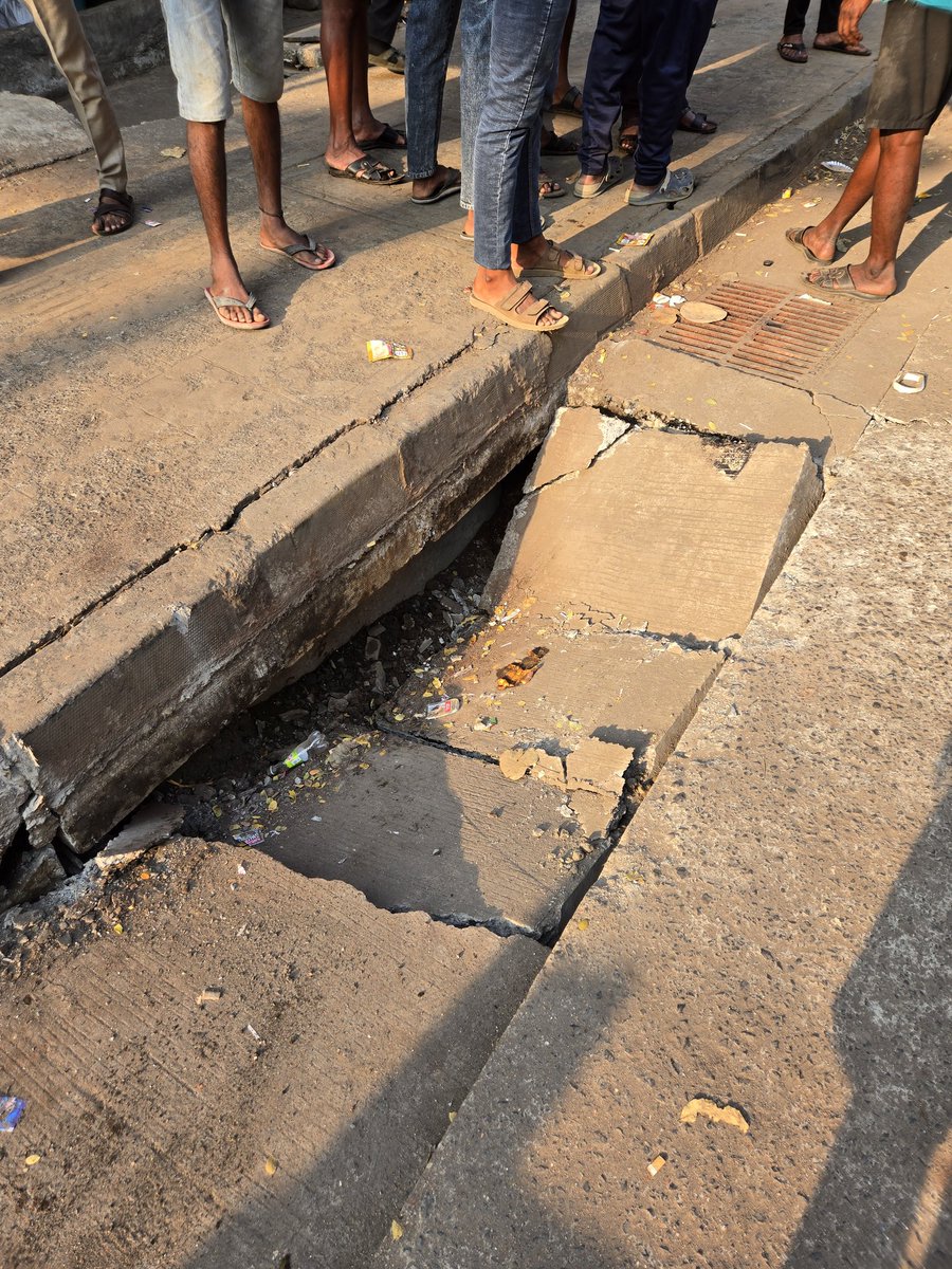 CricketTweets6's tweet photo. @mybmc @MMRDAOfficial 
It's only been a few months since this road was made, and look at its condition.
There is nothing inside the road.
When the truck was passing, it sank. https://t.co/gZVm9WzDUV