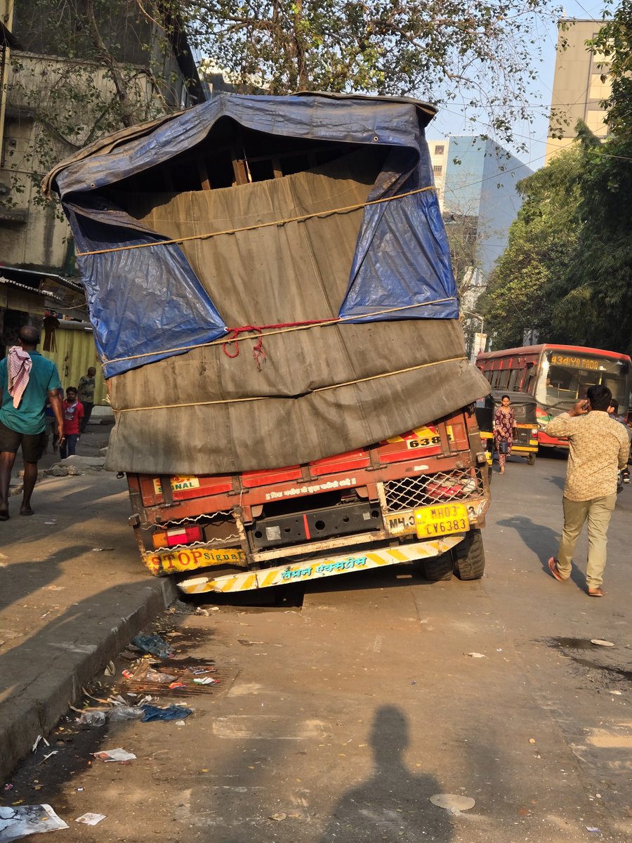 CricketTweets6's tweet photo. @mybmc @MMRDAOfficial 
It's only been a few months since this road was made, and look at its condition.
There is nothing inside the road.
When the truck was passing, it sank. https://t.co/gZVm9WzDUV