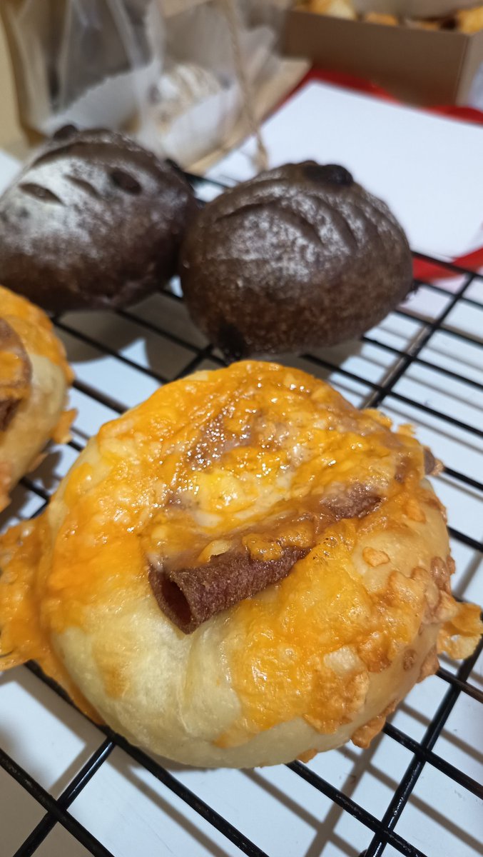 bakeme2dmoon's tweet photo. Hari ini ada lebihan soft sourdough ham and cheese dan triple choco, kalo mau bisa DM yah. Denpasar only 🫶🏻 https://t.co/VuQCwuhBKW
