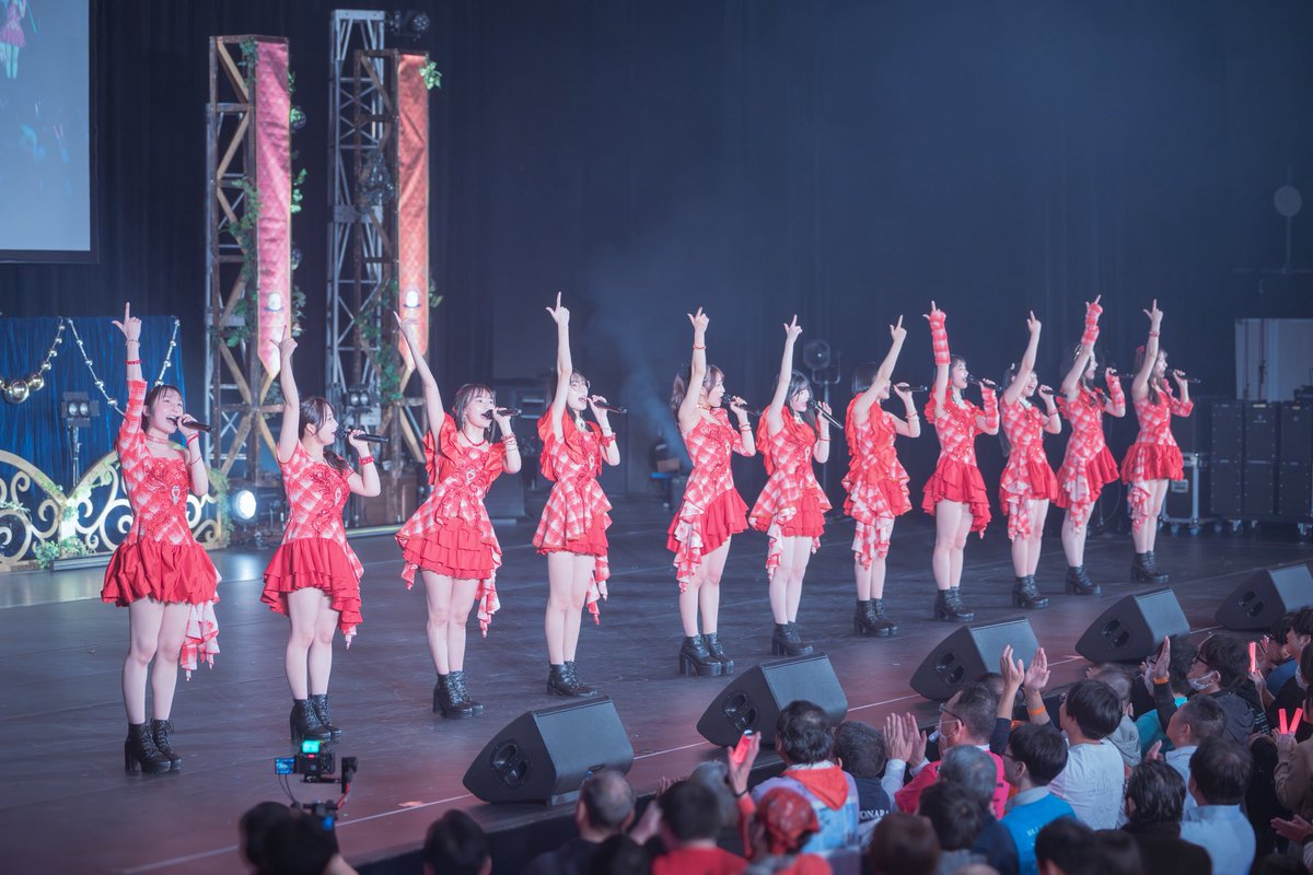 scketto1's tweet photo. 🎤✨まさかのサプライズ――！

『UNIDOL 2025ｰ26 Winter 決勝戦/敗者復活戦』にシークレットゲストとしてJuice=Juiceが登場！
@JuiceJuice_uf
@UNIDOL_EXCO 
#UNIDOL #ユニドル2526冬  

会場の熱気は一気に最高潮へ。
学生アイドルの本気と、プロの輝きが交差した一夜。

公式リポート到着👇
https://t.co/52ZkVOod8v

#JuiceJuice
#ハロプロ
#大学アイドル
#学生アイドル
#ライブレポ
#Scketto