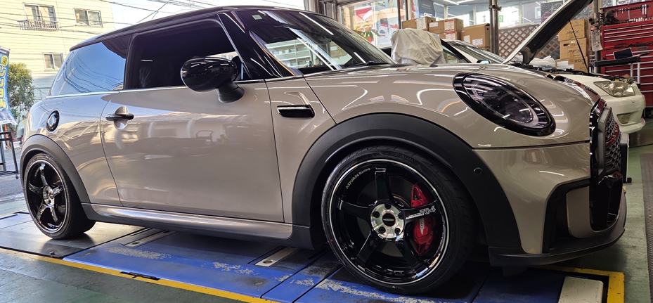 tgkomaoka's tweet photo. #BMW #MINI #F56 #JCW
#ADVAN #Racing #TC-4SE
RACING GLOSS BLACK &amp; DIAMOND CUT
を装着！

ホイール選びが難しいJCWですが
#YOKOHAMA #WHEEL は装着できるラインナップがあります！

タイヤはADVAN #FLEVA #V701 を装着！

お買い上げ　ありがとうございました！

#タイヤガーデン #バレンタイン https://t.co/BgLWFl4vnq