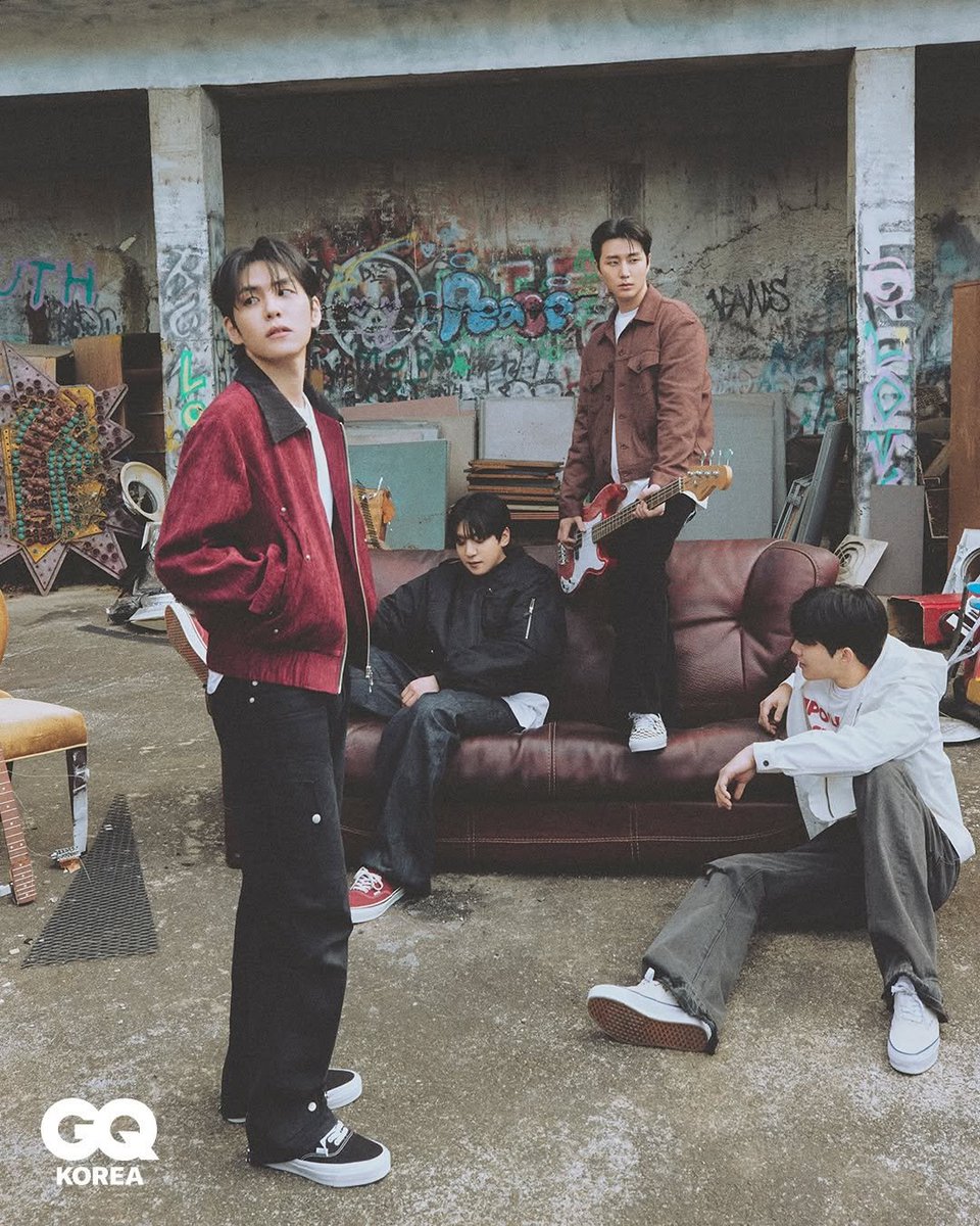 데이식스 잘 몰라도 데장이 누군지는 이 사진만 봐도 알 수 있을 거 같음