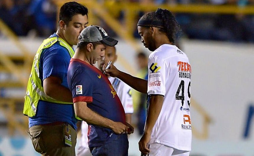 GallosNeta's tweet image. Por cierto no he hablado mucho del clásico pero aquí algunos recuerdos que nos hacen ser mejores que el Flan Luis
Nunca veremos a un aficionado de Gallos pedirle un autógrafo a un jugador de RanChuis
Fuimos los primeros en ganar un clásico de visita 
Nosotros si COPAMOS su RANCHO