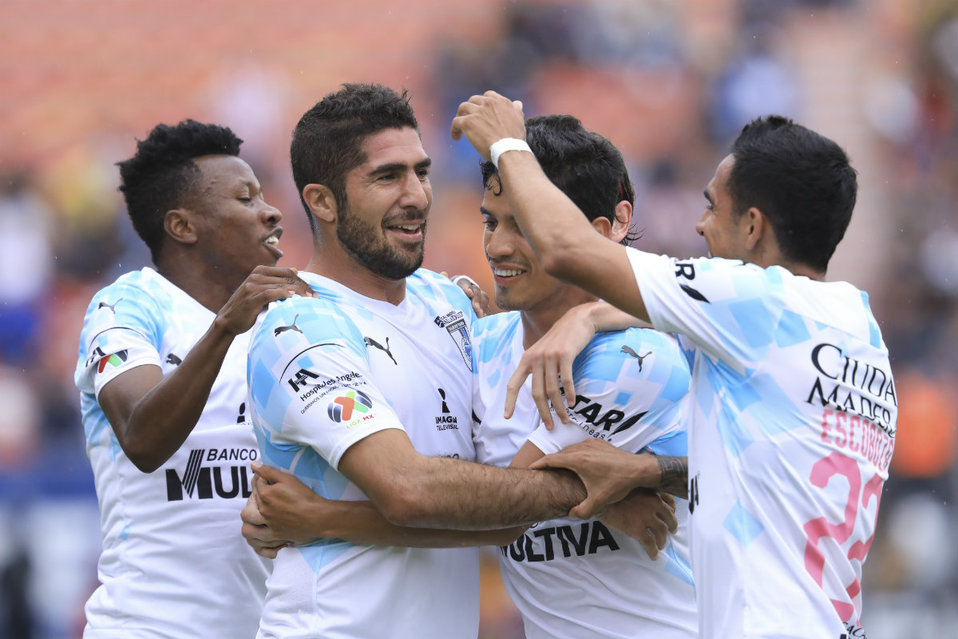 GallosNeta's tweet image. Por cierto no he hablado mucho del clásico pero aquí algunos recuerdos que nos hacen ser mejores que el Flan Luis
Nunca veremos a un aficionado de Gallos pedirle un autógrafo a un jugador de RanChuis
Fuimos los primeros en ganar un clásico de visita 
Nosotros si COPAMOS su RANCHO