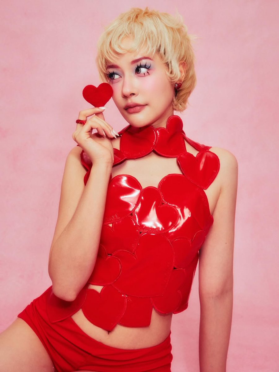 เป็นกามเทพที่เป้วมากก แดงแบบ แด๊งงงงงงงงง!!!!! ตะโกน😆
ถ้าไม่เห็นหัวใจนึกว่าใส่วันตรุษจีน🤣
#จีน่าซาลาส