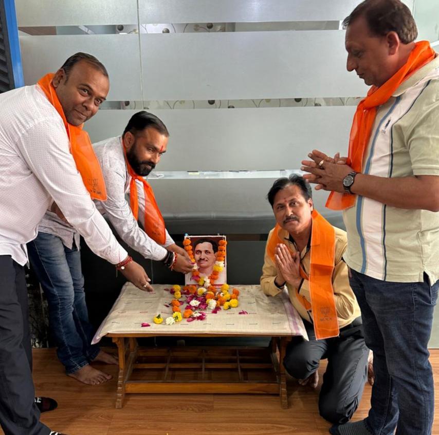 DevendraYagnik's tweet photo. @BJP4Kutchh @iDevjiVarchand 🇮🇳🚩 ૐ🌳સાદર પુષ્પાંજલિ સાથે વંદન.🌹💐🙏 https://t.co/FNaTUQAaYN