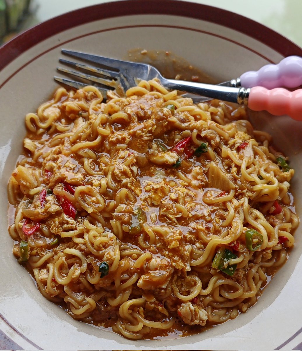 NdevSykes_Moyy's tweet photo. Jam segini sarapan indomie nyemek jogja rasa rendang boleh kan? https://t.co/UWLovxFXDR