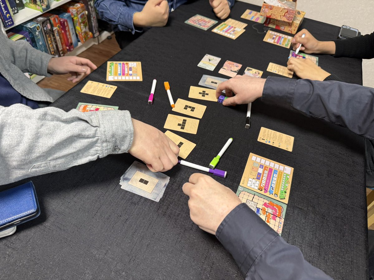 boardgame_guild's tweet photo. 昨日は木曜ボドゲ会ありがとうございました！
次回2/19(木)19:30〜23:00💡

また2/28(土)は12時間会！
前半の部:am10:00〜16:00
後半の部:16:00〜22:00
※両部参加大歓迎🙌
会場:東京都港区西新橋
参加費:各部1,000円
ボドゲ200個以上有り！持込み大歓迎🙌
お申込みはこちら💡
https://t.co/w3KBGyIK2m https://t.co/RFwLlMDtgk