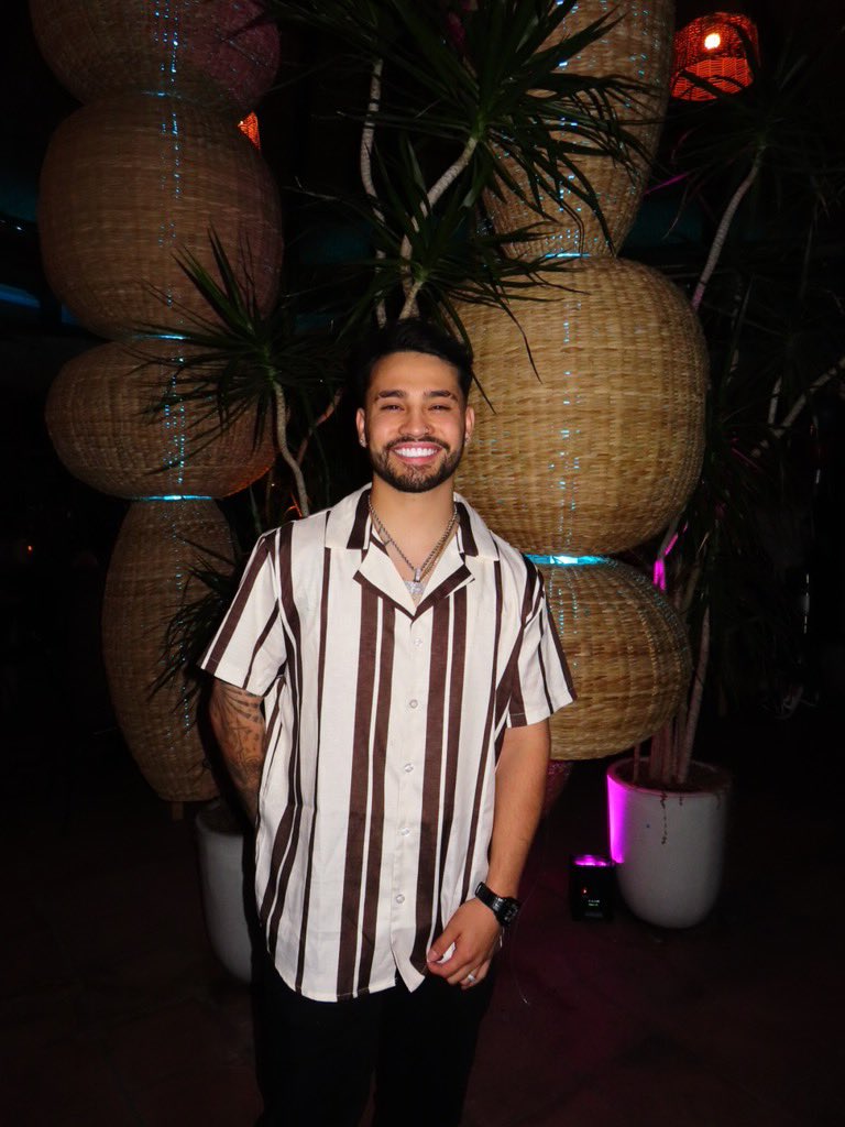 5’4 on a good day. tweet media