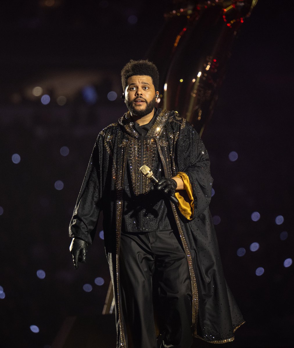ComplexMusic's tweet photo. The Weeknd’s 'After Hours Til Dawn' tour has grossed over $1 billion in ticket sales. 

This milestone make it the highest-grossing tour by a male soloist in history. 

(Via @chartdata) https://t.co/abzjyDGykE