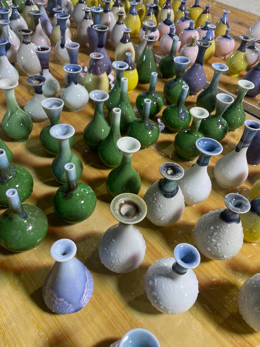 sdaeec's tweet image. これらの精緻な小瓶は、柔らかな光を放ち、まるで時のささやきのようです