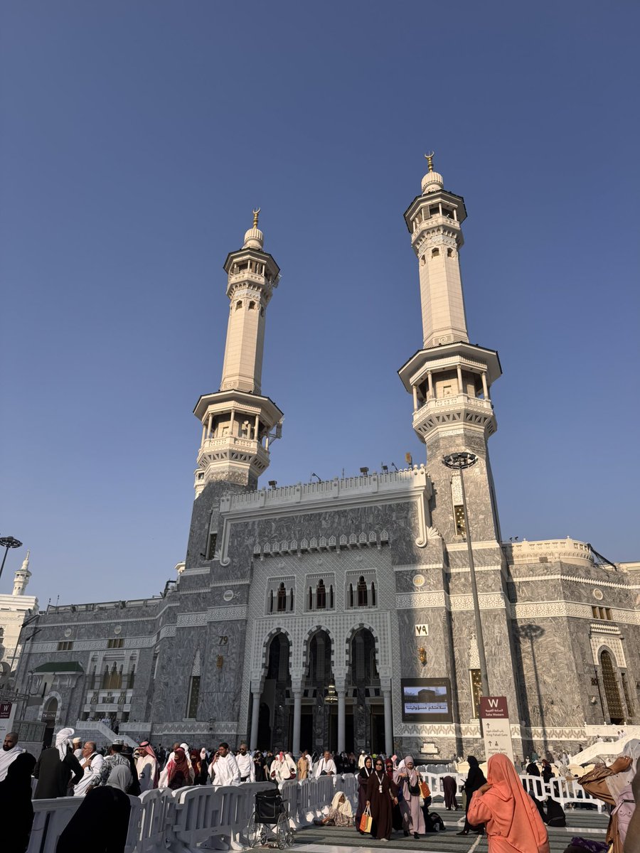 ro00or_2's tweet photo. شعور جميل الله يناديك وإنت تلبي له وتروح لآطهر بقاع الآرض والله متكفل فيك يا إن شعور جميل يا رب يا رب ثبت قلبي على دينك🍂 https://t.co/QnmQYRElBL