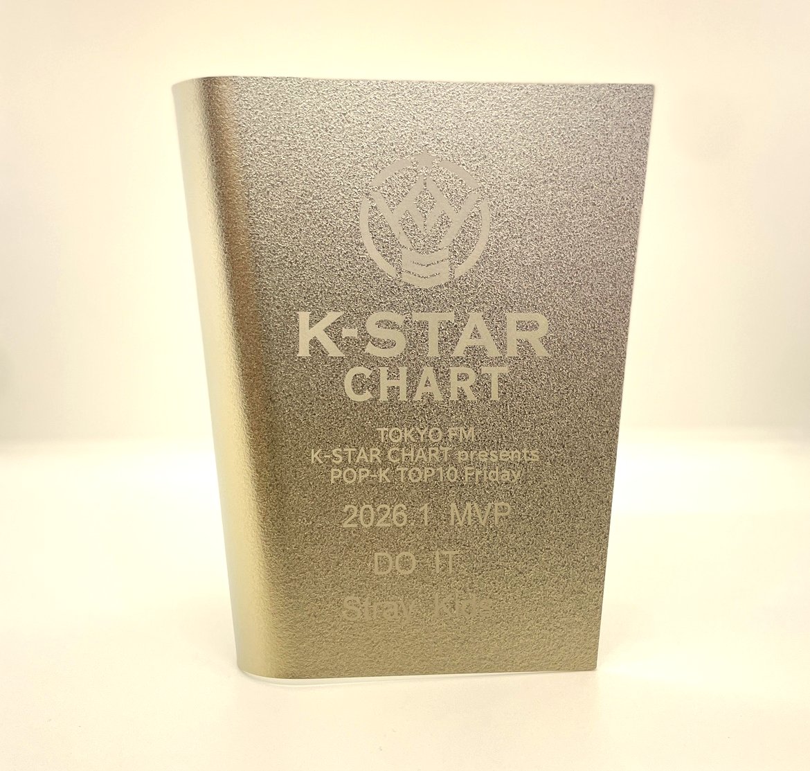 idolchamp_jp's tweet image. ＜K-STAR CHART＞
1月MVP🎉January Monthly MVP🎉
Do It #StrayKids👏👏

Stray Kidsさん、ファンの皆様
MVP受賞おめでとうございます🎊
#KSTAR スペシャル盾をお贈りします✨
스페셜 방패를 트로피!
Presenting a special shield!

2月のMVPを決める週間投票も現在進行中！