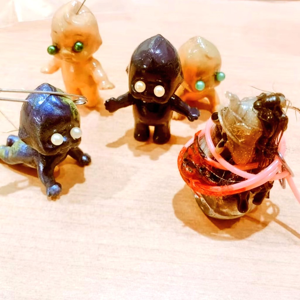 egg_210's tweet photo. ホラードール『サヨちゃん』はこの1番左の子です.🐣🪴
#eggArtworks
#dollmaker #horrordoll
#horrorart #ホラードール
#ホラーアート #人形 https://t.co/SncRREqwJT