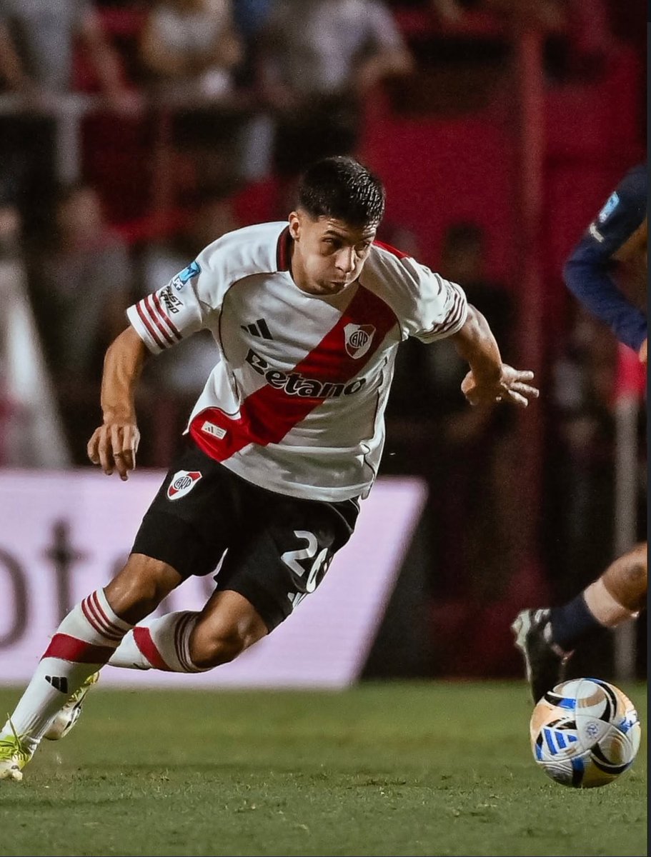 El ejemplo lo dio un futbolista que estuvo a préstamo en cuatro clubes masticando mierda para intentar volver a tener una chance. El que juega con el hambre que no tienen muchos de los que lo rodean y son consagrados. Galván no debe caer en la misma bolsa y merece ser destacado.