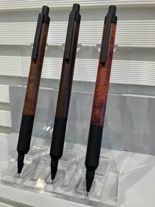 木のぬくもりを、毎日の一本に。

ラダイト（<a href="/luddite_japan/">LUDDITE/ラダイト</a>）
#EverDraw 銘木モデル 0.5mm

天然木ならではのやさしい手触り。
同じ木目はふたつとない、特別な存在。
書くたびに、少し気分が上がる一本です✨
#シャープペン #文房具好き