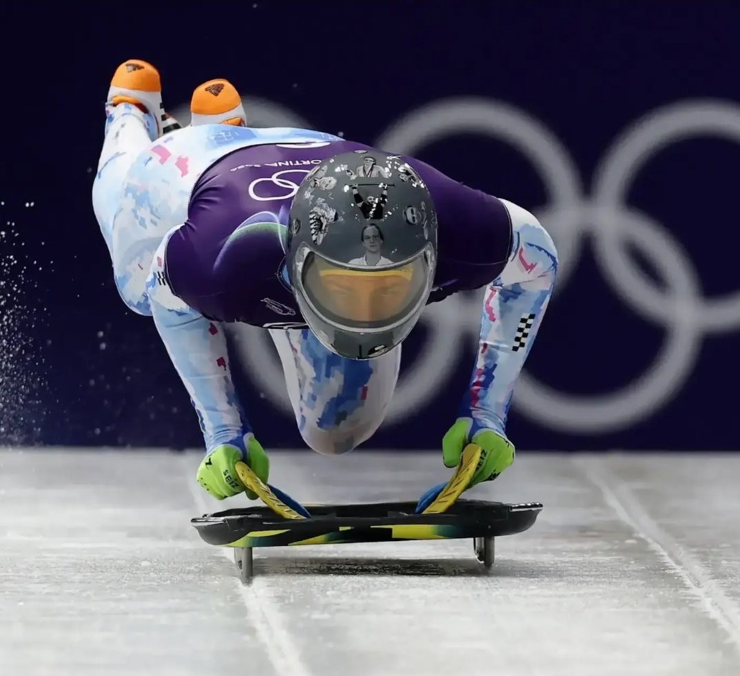 Людина ніби-то не літає...
А крила має...
А крила має!