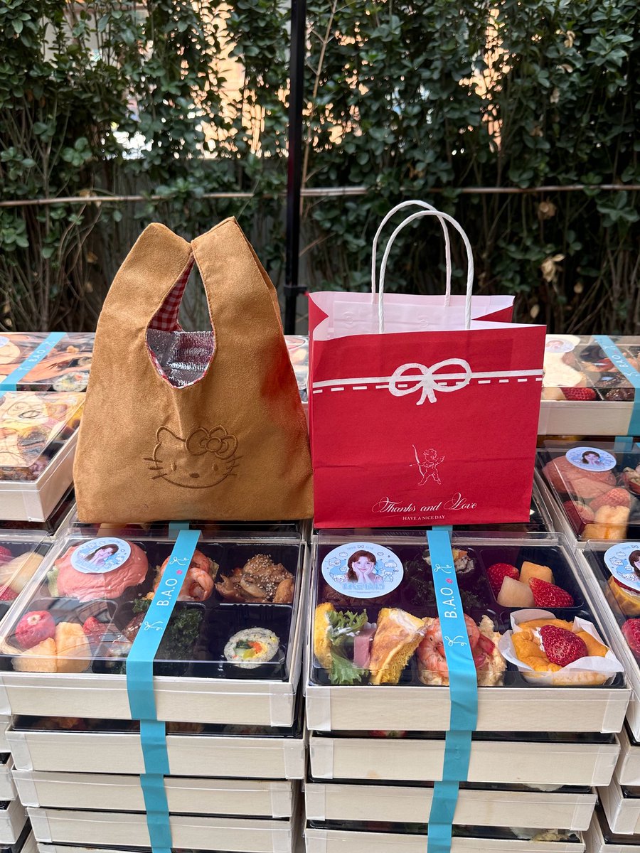 Nannan is treating all the crew 200 lunch box on the set of filming drama #ILiveInYourTime #你那儿几点 to celebrate first day of filming 🍱 

#ZhangRuonan #章若楠