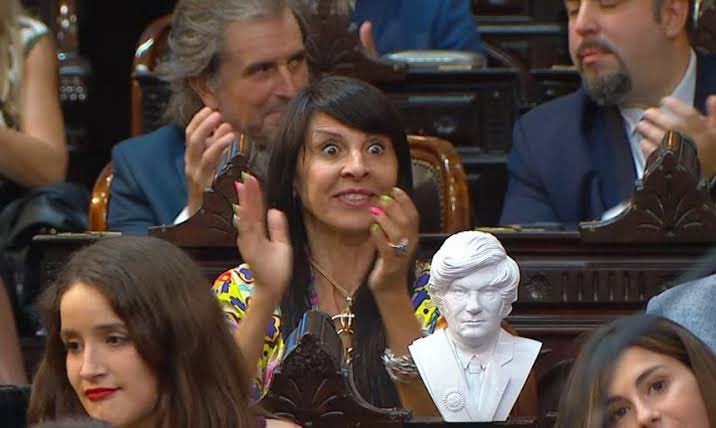 Joepsi's tweet image. Una diputada que no pudo asumir como senadora porque la agarraron con UN KILO DE MERCA en Estados Unidos, voto para que un pibe de 14 que se roba un paquete de fideos vaya preso.

Este gobierno es un rejunte de caraduras.