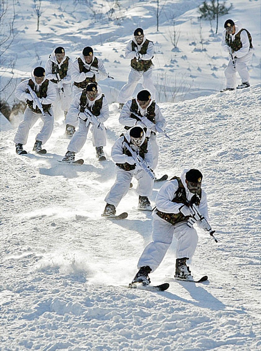 콜옵남들한테 스키 알려준다고 까불고싶다
근데 그거 아십니까 군대에서 전술 스키란게 있다는걸...;;
ㅈㄴ 상급코스에서 날라다니는 콜옵남보면서 (군바리들특: 총이랑 전술장비없이 맨몸으로 타라고? 너무쉬운데?)
드림주 초급코스 A자로 발발발 내려옴