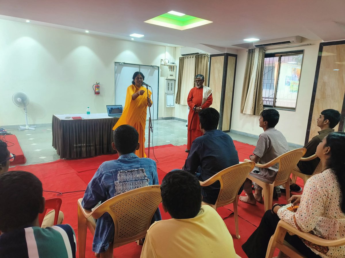 Participants of the “#ScienceofSpirituality” course from #AYUDHMumbai recently attended a deeply enriching session at the Brahmasthanam Temple in Amma’s Mumbai Ashram.
#AYUDH #AYUDHIndia #awakenyouthunitefordharma #OYE #sanatanadharma #spirituality #dharma #learningforlife