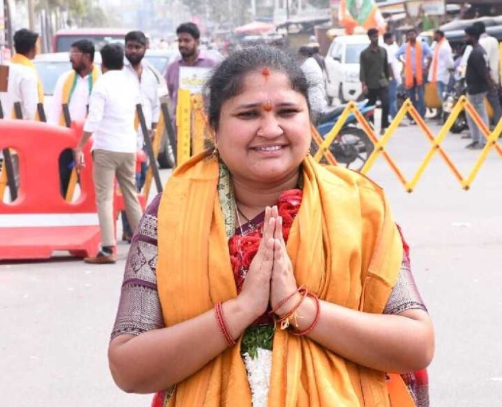 NewS_Breaking18's tweet photo. ఉమ్మడి నల్గొండలో భోణి కొట్టిన బీజేపీ

యాదగిరిగుట్ట మున్సిపల్ ఎన్నికల ఫలితాల్లో  ఒకటో వార్డులో బీజేపీ అభ్యర్థి బోడ రాధ 56 ఓట్ల మెజార్టీతో విజయం సాధించారు.

రాధ విజయం సాధించడంతో బీజేపీ శ్రేణులు సంబరాల్లో మునిగిపోయాయి.
#telangana #bjp #radha 

@N_RamchanderRao @kishanreddybjp https://t.co/asiFAx1Bmi