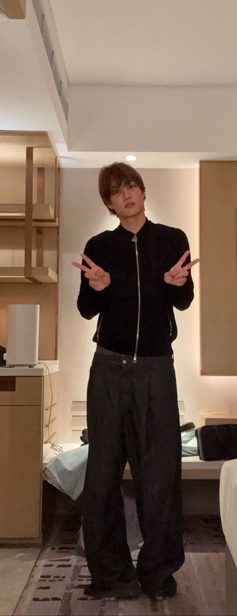🐻if the hotel doesn’t have a mirror this is how i pick my outfit 
🐻i press the timer button and run
🐻 ㅋㅋㅋㅋㅋㅋㅋㅋㅋㅋ