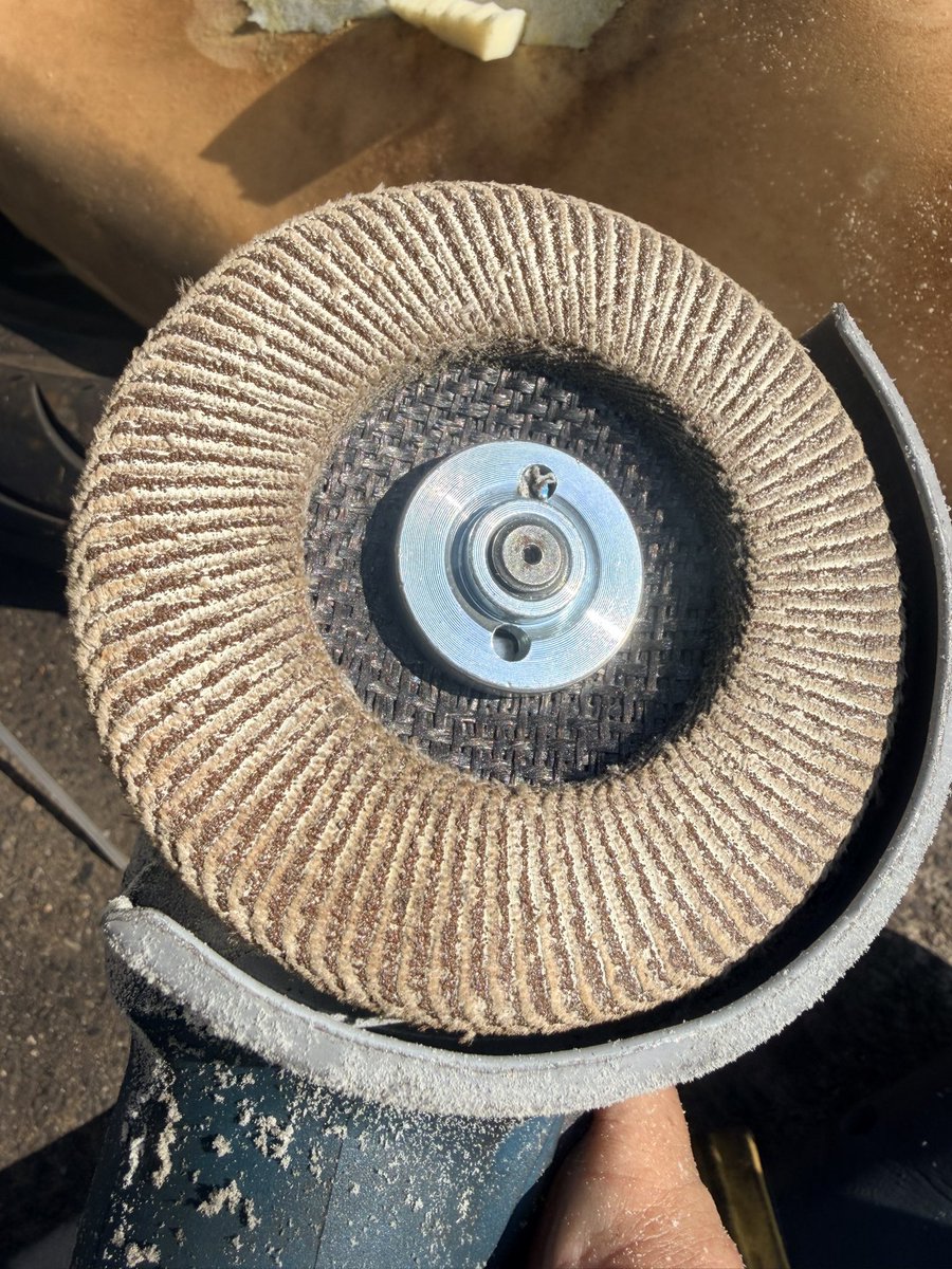 ToMotorcyc's tweet photo. シート削る時
特に微調整したい時はこの育て上げたペーパーディスクが1番良いと思います。

シート���張替補修
ローダウンシートの加工ご依頼お待ちしてます。 https://t.co/5iUocZDhBf