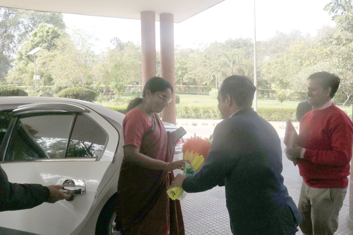 islrtc's tweet photo. Secretary, DEPwD Ms. V. Vidyavathi visited ISLRTC, reviewed key ISL initiatives & encouraged collaboration with AI/tech companies to drive innovation. She inspired students to aim high & excel.
#DEPwD #ISLRTC #IndianSignLanguage https://t.co/i2keat6a6B