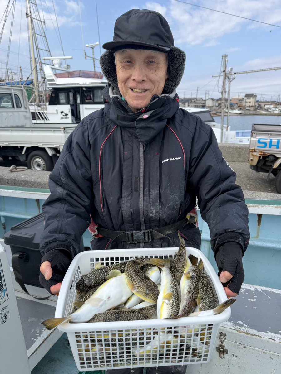 chofuku_daisuke's tweet photo. 【速報】
フグ船最終釣果４０〜８０匹🐡
ＴＯＰは定量達成‼️

後半入れ掛かりタイムで水深が浅いので数が爆伸びしました🙌🏼

土・日もフグ船出船確定しています👍
浅場なので凪のうちに是非🙋🏻‍♂️
#長福丸 #いすみ市 #大原港 #フグ #ショウサイフグ #定量達成 #フグ釣り #爆釣 #入れ掛かり https://t.co/WYzdtGGLXt