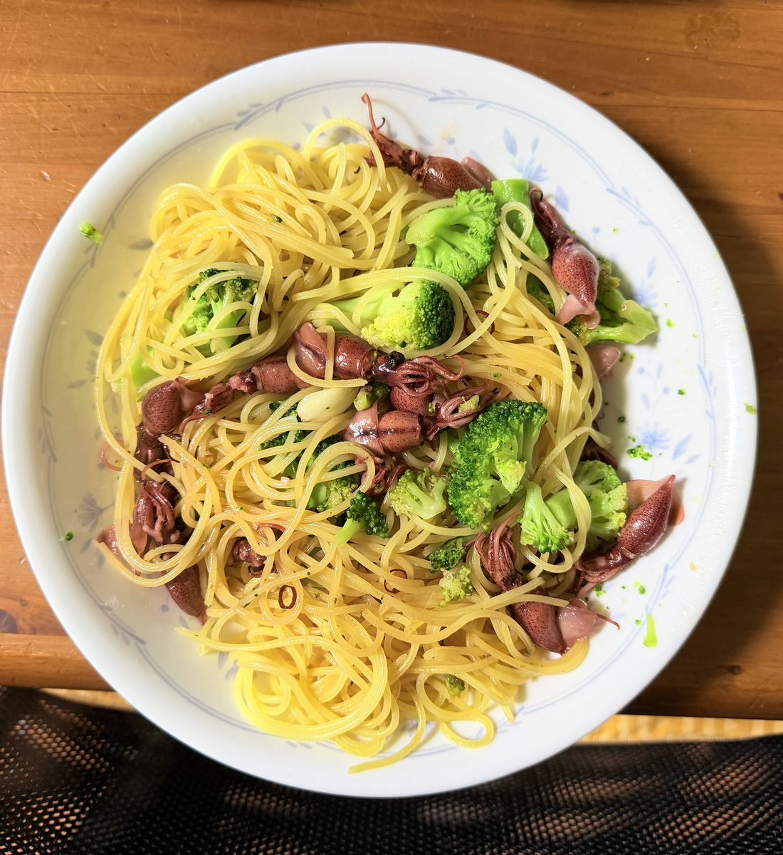 yojige's tweet photo. ホタルイカとブロッコリーのペペロンチーノ。ホタルイカの季節になった。
#おうちごはん https://t.co/FoP4xO9NUn