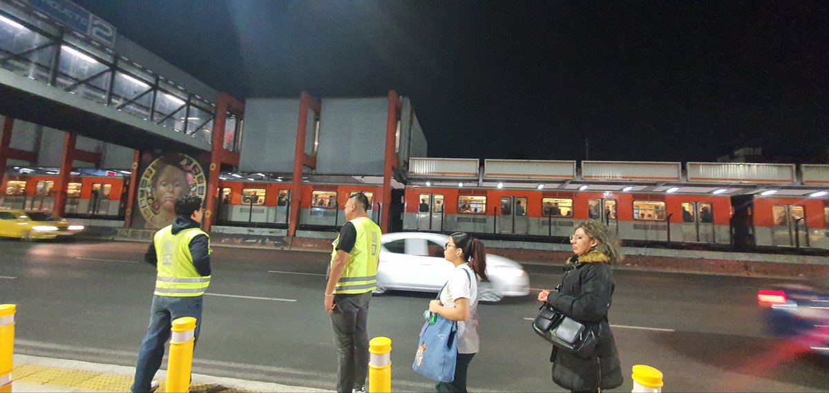LAlanflores's tweet photo. @MetroCDMX Porque cierras 9:45 viaducto, si aún siguen pasando trenes? Más de 15 min sin servicio ni trenes ni rtp https://t.co/0pAiorYr34