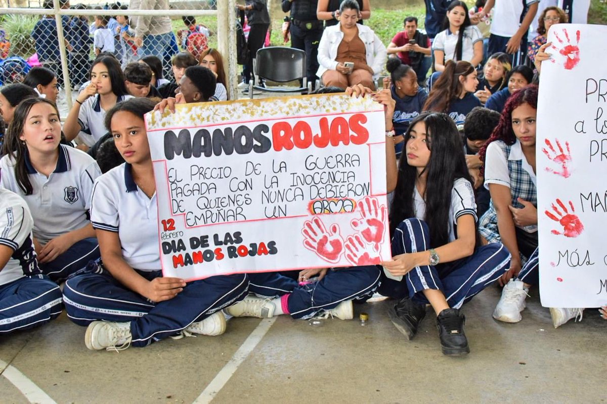 arcilaDDHH's tweet photo. Conmemoramos el día internacional de las manos rojas en la institución Educativa Debora Arango en el corregimiento de altavista contra el reclutamiento, uso y utilización de niños, niñas y adolescentes. #PrimeroLaNiñez @FicoGutierrez @PazDDHHmed @AlcaldiadeMed @PoliciaMedellin https://t.co/C7mdH2CbbF