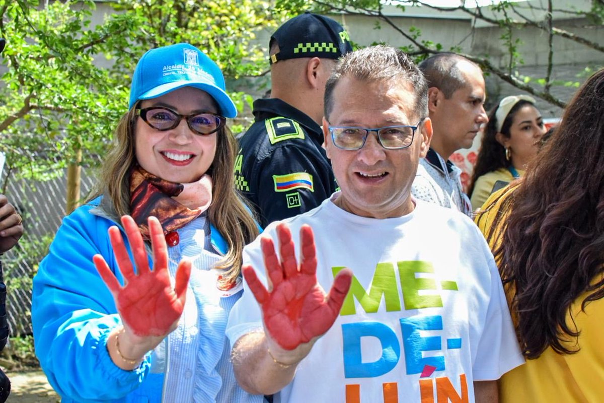 arcilaDDHH's tweet photo. Conmemoramos el día internacional de las manos rojas en la institución Educativa Debora Arango en el corregimiento de altavista contra el reclutamiento, uso y utilización de niños, niñas y adolescentes. #PrimeroLaNiñez @FicoGutierrez @PazDDHHmed @AlcaldiadeMed @PoliciaMedellin https://t.co/C7mdH2CbbF