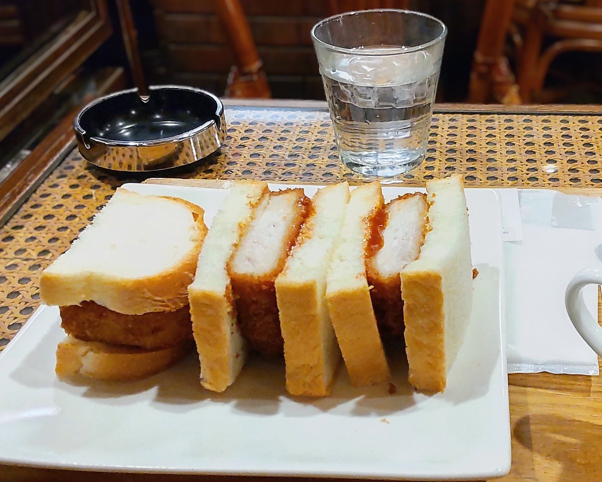 takekon20101's tweet photo. 週末 所用で 札幌 小樽方面へ
ﾗﾝﾁは 札幌駅地下の
喫茶ｺｰｼﾞｰｺｰﾅｰで久しぶりの
三元豚のｶﾂｻﾝﾄﾞ このﾎﾞﾘｭｰﾑ感
ハンパない❗
夜は馴染みの居酒屋で キリンの
限定ﾋﾞｰﾙ飲み ﾏｽﾀｰと音楽談義🧒
列車画像は小樽駅構内の H100 https://t.co/V1B4jGUG88
