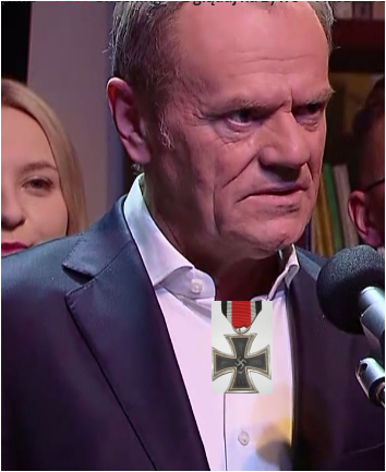 Ten ciemny typ, wynajęty przez powstającą IV Deutsche Reich i Putina, wypełniający ich polecenia na likwidację Polski, insynuuje Prezydentowi RP "wasalstwo" wobec USA.