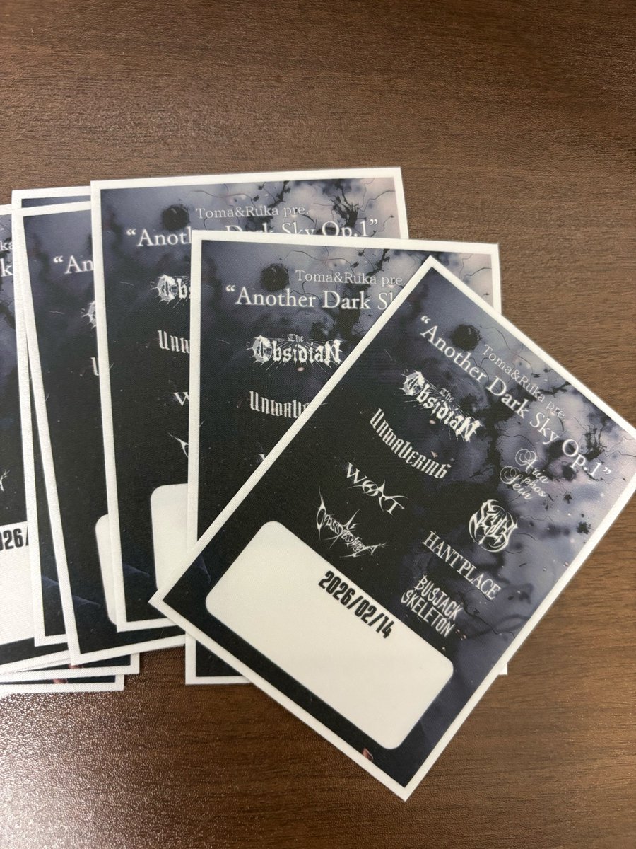 明日は入場特典にこちらのパスステッカーをお付けいたします！🙌🏻
素材にもこだわりました(*^^*)
お目当てのバンドさん達にサイン書いてもらうのも良し！
是非ご来場お待ちしております！！