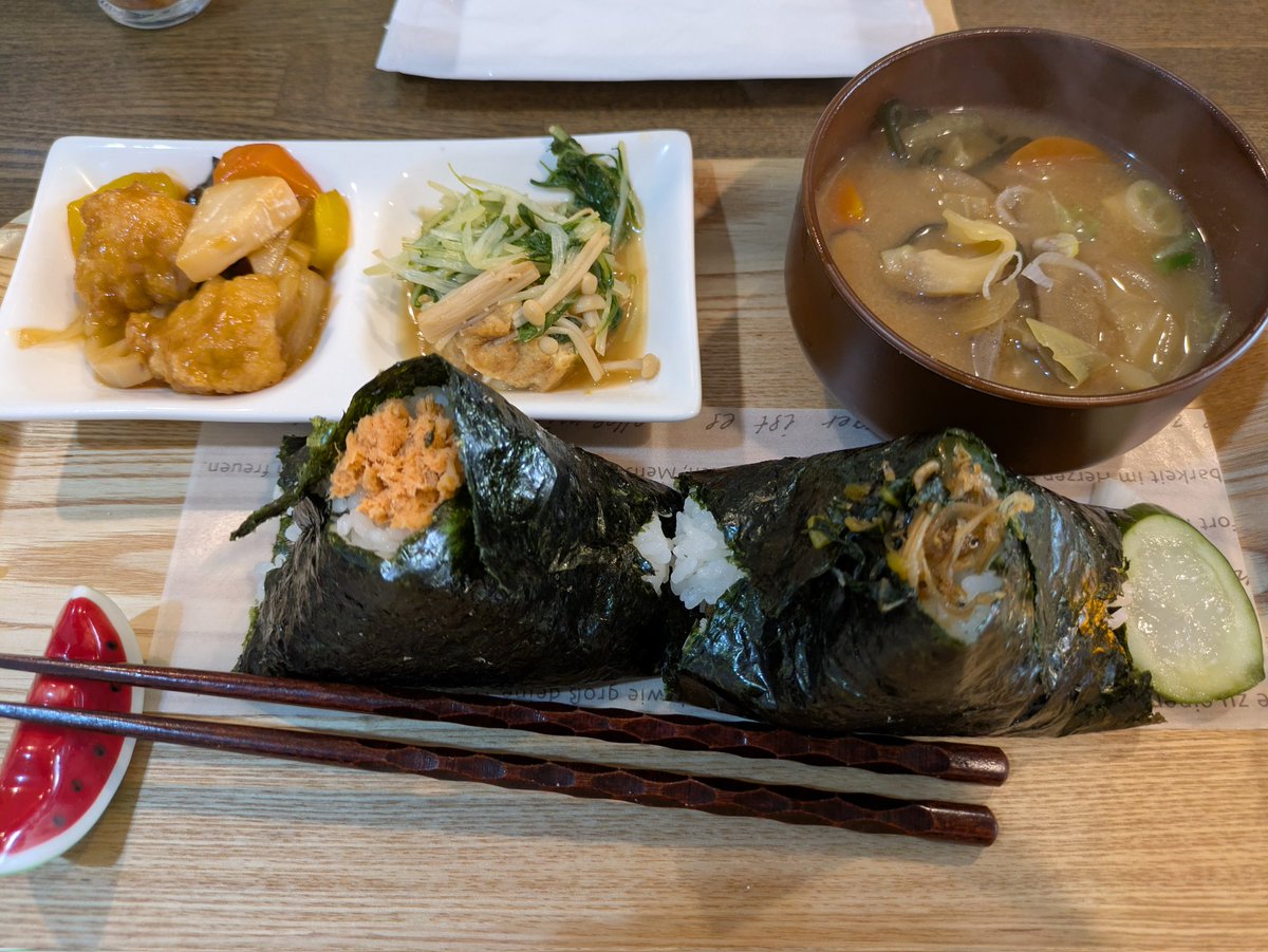 akubi_cchi's tweet photo. 今日のランチ
海外から来られてきた方にも是非食べてほしい!握りたてのあったかおにぎり🍙
ほっこり幸せな氣分に🎶💖😋💖🎶
🍙6個頼んでる方がいた😳
#一汁一菜
#ランチ
#LUNCH
#おにぎり
#ほっこり
#overseas_travelers
#foreign_touris
#foreign_visitor
#Recommended
#広島市中区大手町 https://t.co/Zn5hTHELBi