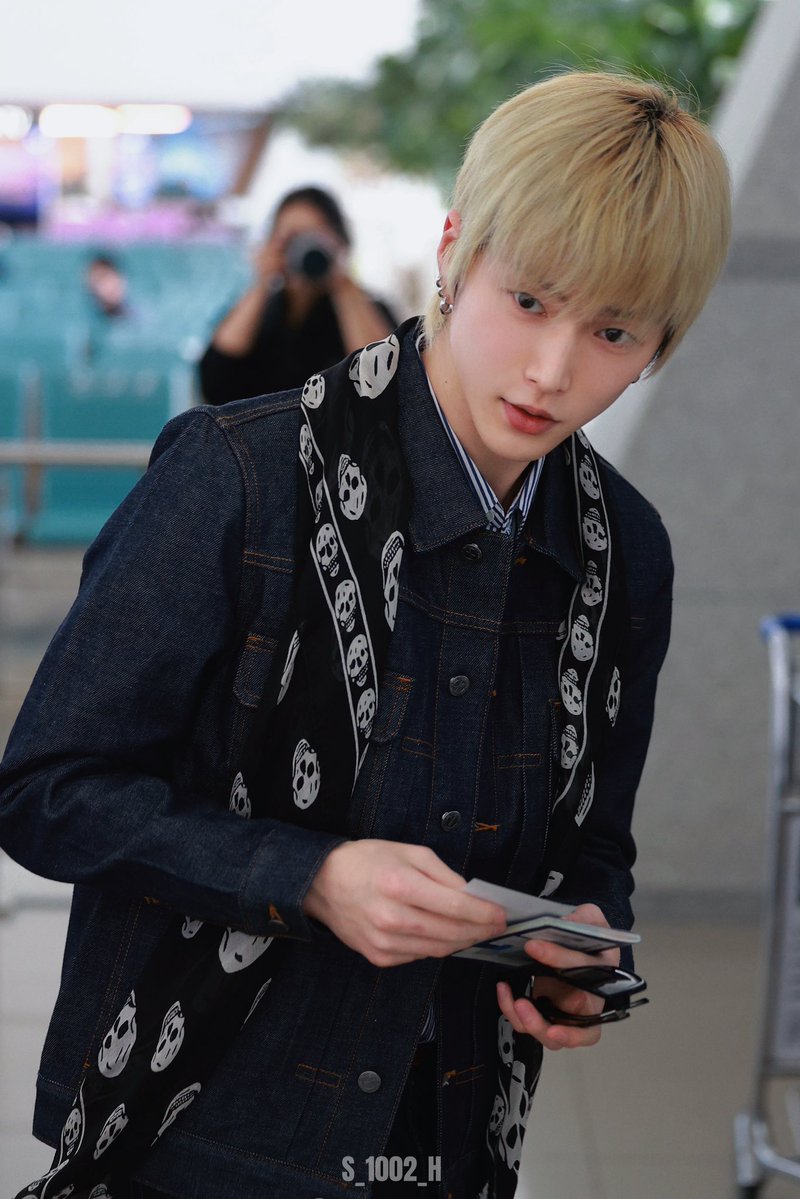 หล่อมากกกกกกก!!!!!!!!!!!! อะไรวะเนี่ย โคตรหล่อเลย อห 😭😭😭😭😭😭😭